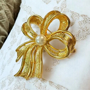 Napier | Vintage Glass Pearl Lovers’ Knot Bow Pin Brooch